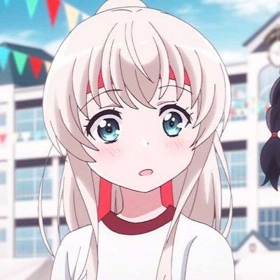 女子踹人前被保安关车门夹腿